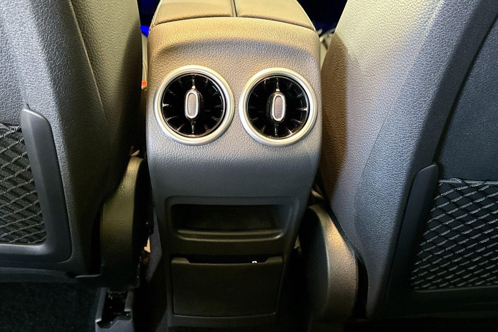 New 2026 Polar White Mercedes-Benz GLB 250 image 23