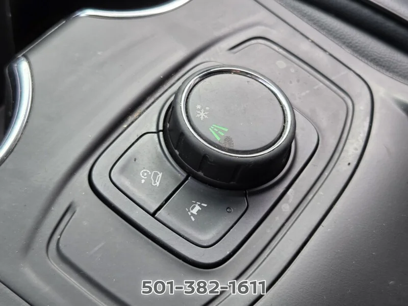 Used 2024 Summit White GMC FWD 4DR SLE image 27