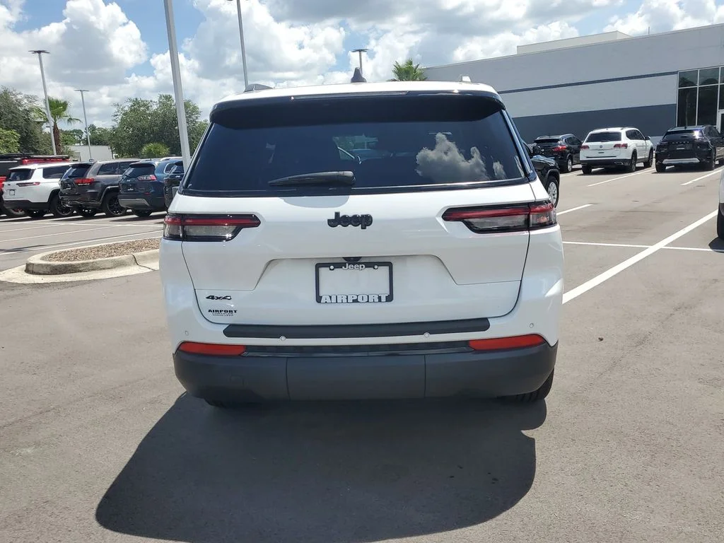 Used 2024 White Jeep Altitude image 6