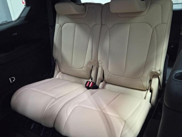 New 2026 Diamond Black Crystal Pearl-Coat Exterior Paint Jeep Limited image 9