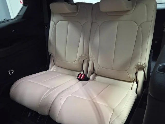 New 2026 Diamond Black Crystal Pearl-Coat Exterior Paint Jeep Limited image 9