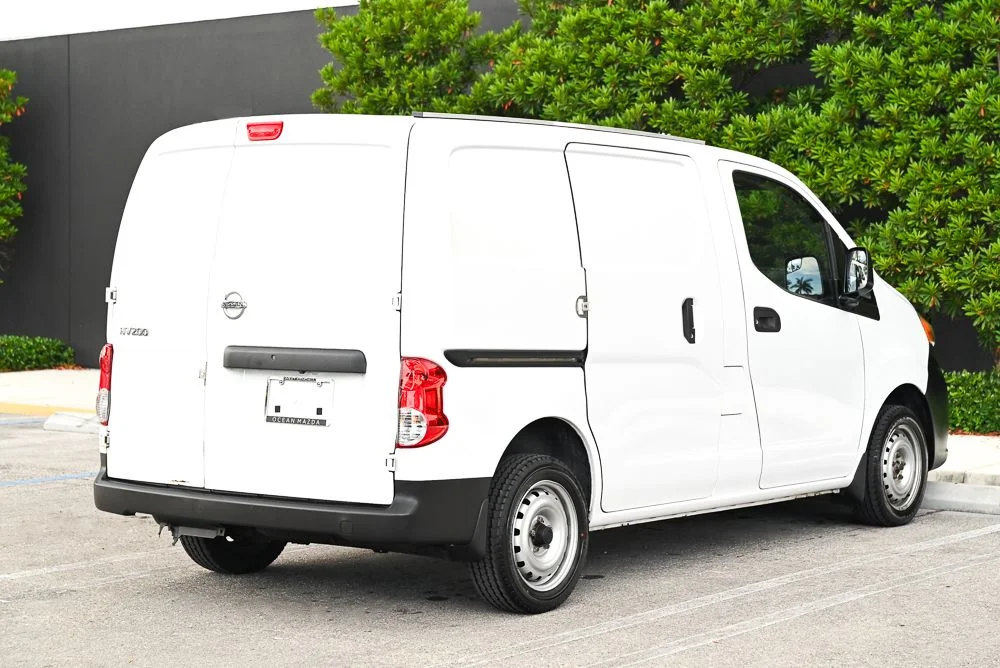 Used 2018 White Nissan S image 4
