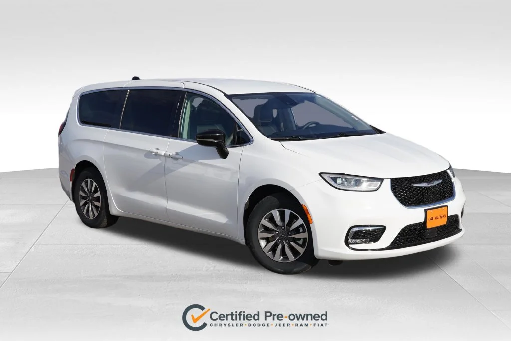Used 2024 White Chrysler Select image 1