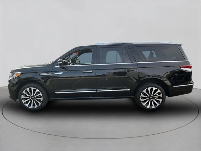Used 2022 Infinite Black Metallic Clearcoat Lincoln Reserve L image 5