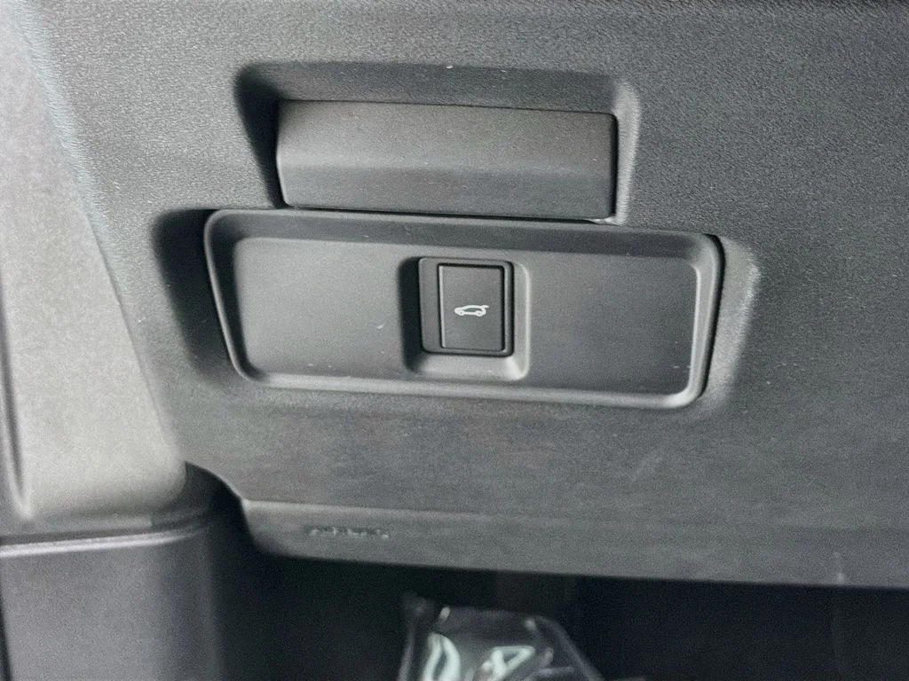Used 2025 Black Land Rover S image 10