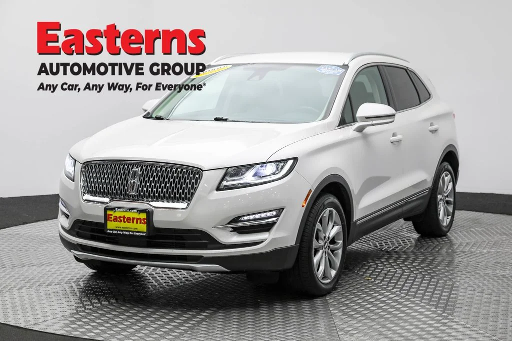 Used 2019 White Lincoln Select image 1