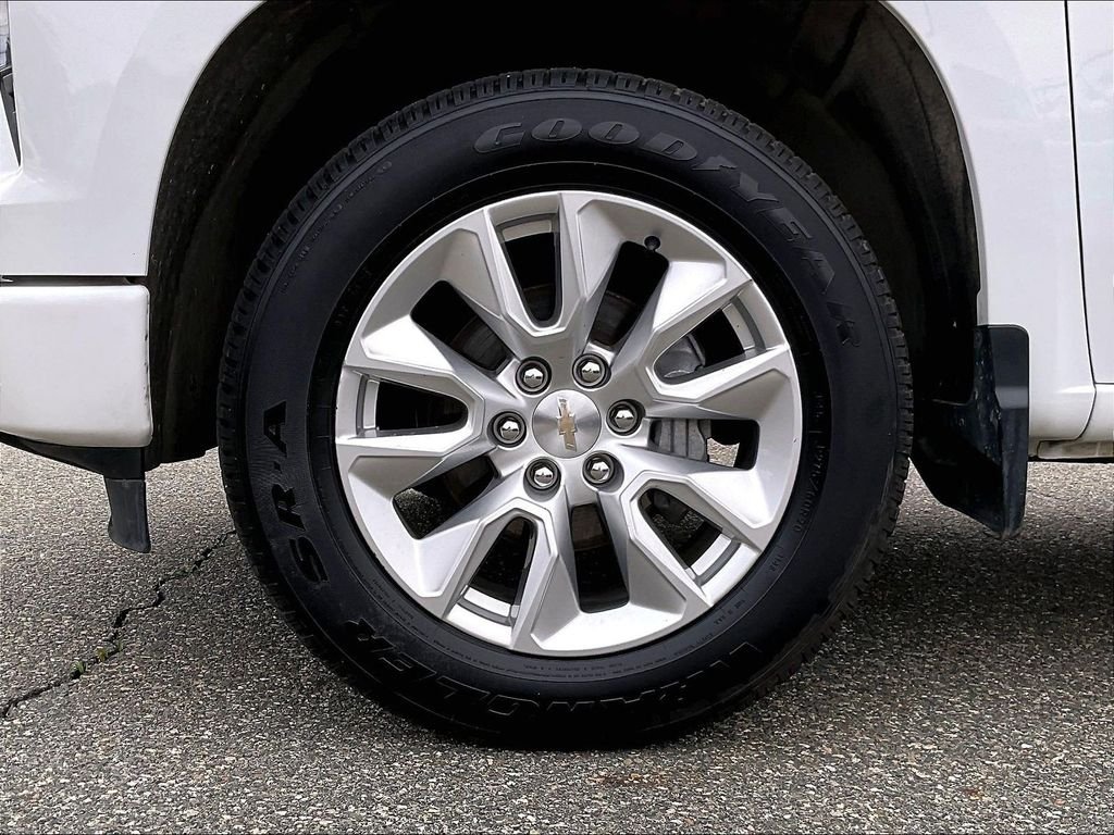 Used 2023 White Chevrolet Custom image 7