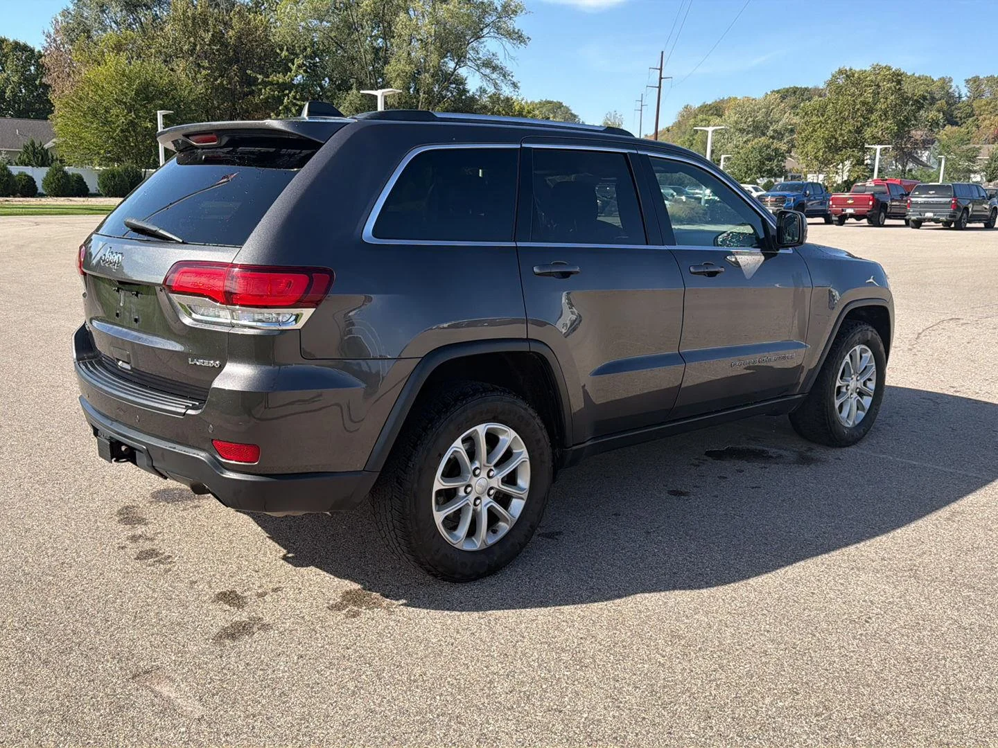 Used 2021 Granite Crystal Metallic Clearcoat Jeep Laredo E image 2