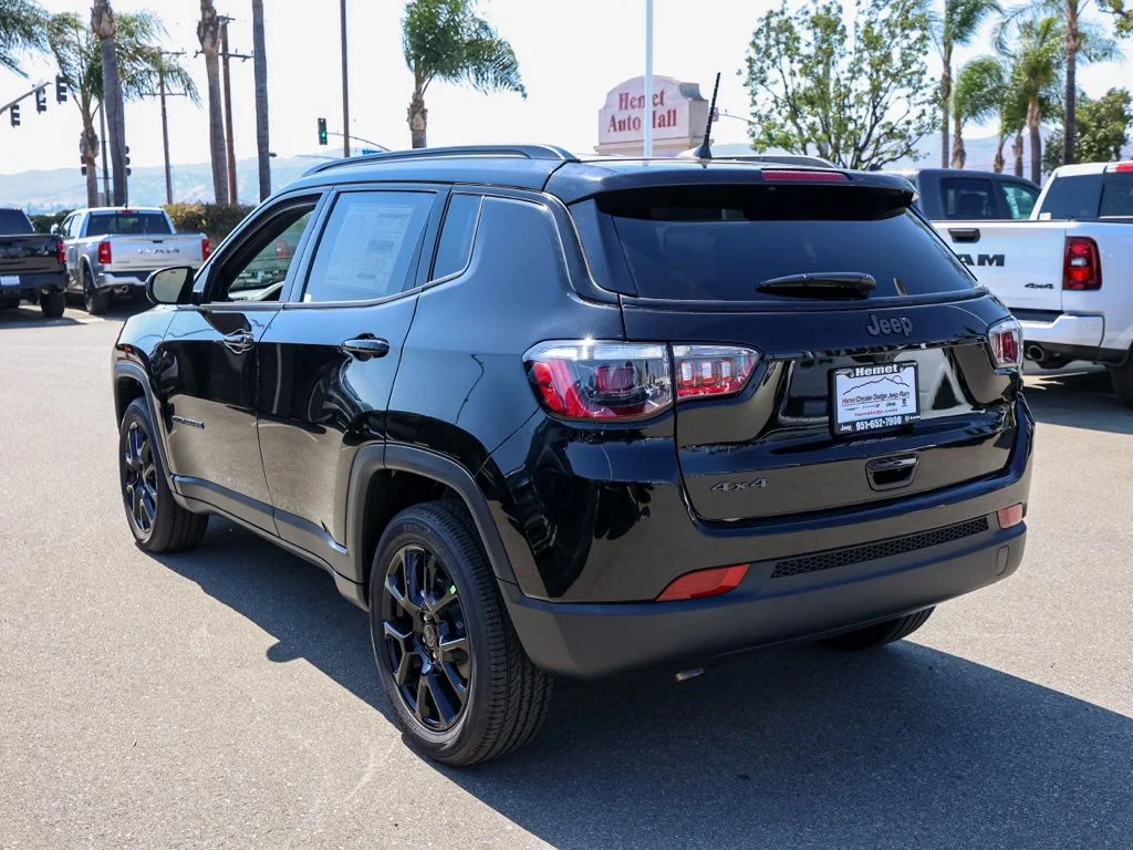 New 2026 Diamond Black Crystal Pearl-Coat Exterior Paint Jeep Latitude image 5