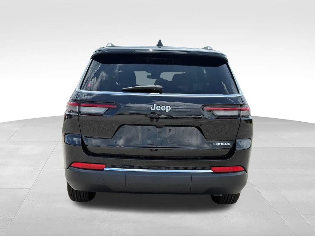 New 2026 Diamond Black Crystal Pearl-Coat Exterior Paint Jeep Laredo image 5