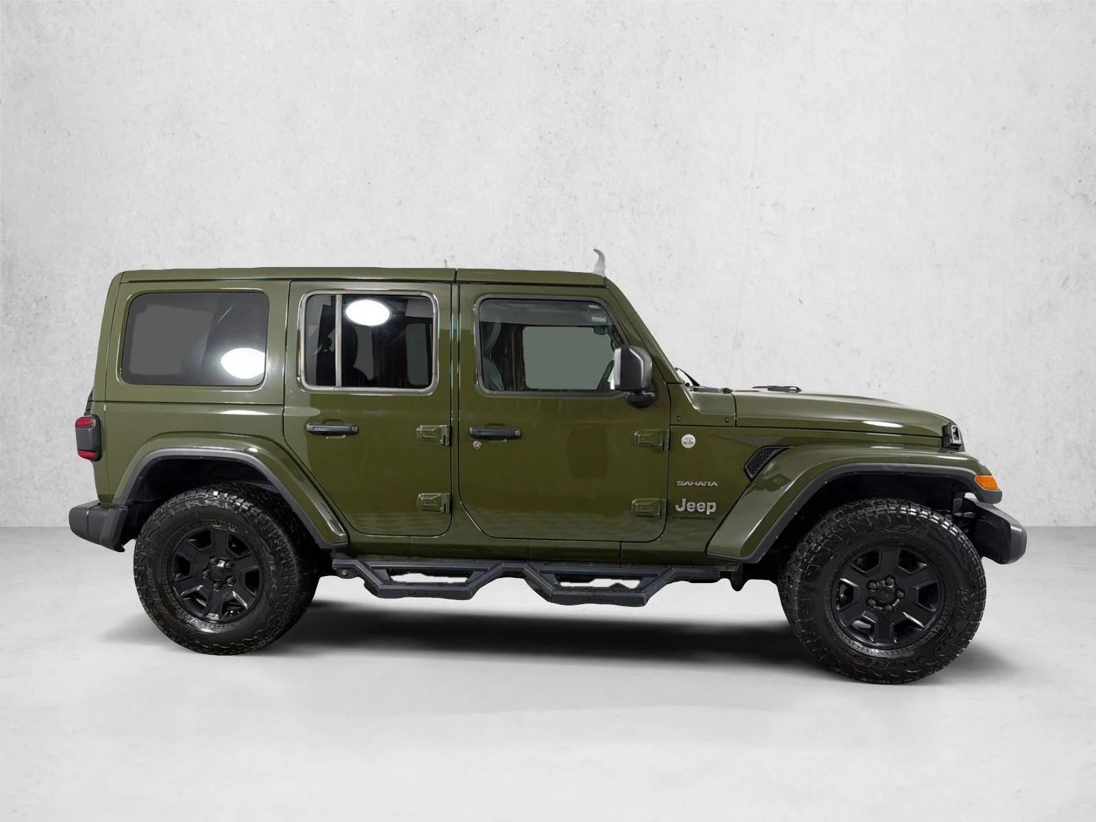Used 2024 Green Jeep Sahara image 2