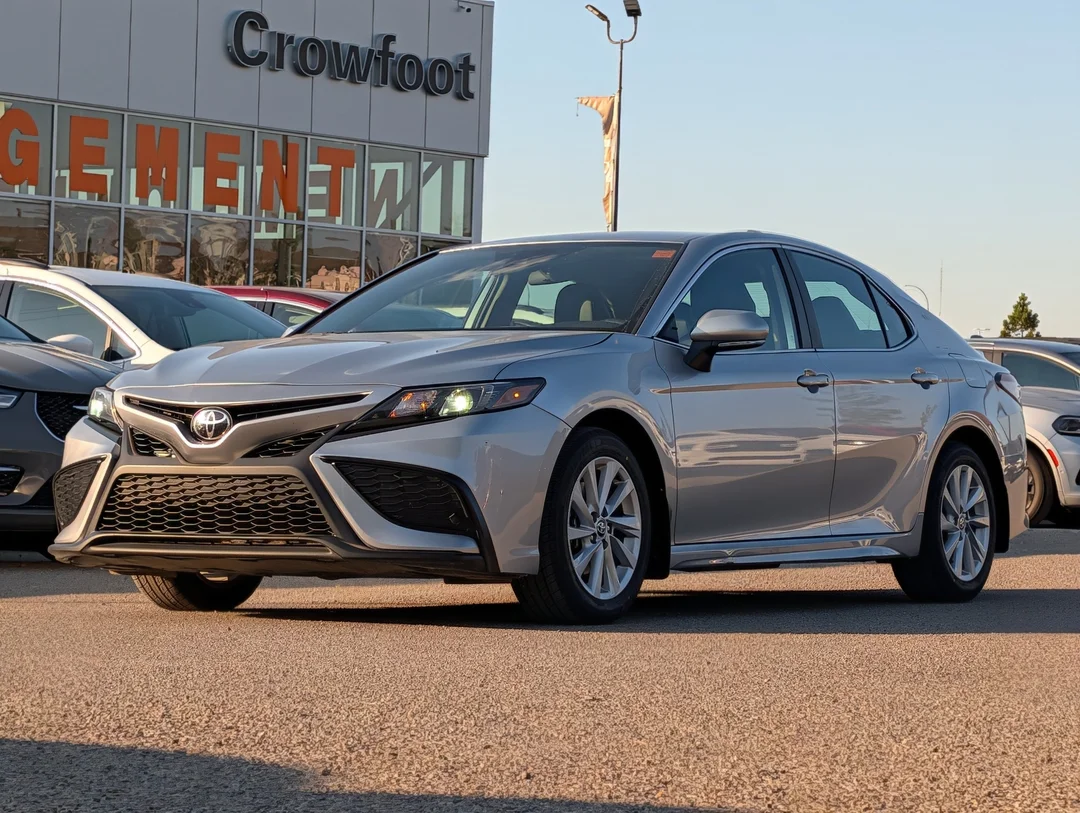 Certified Used 2024 Silver Toyota SE - - FWD - Heated Seats & Wheel - 7 Touchscreen - Apple CarPlay - Android Auto & More! image 4