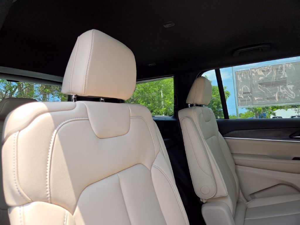 New 2026 Bright White Clear-Coat Exterior Paint Jeep Limited image 19