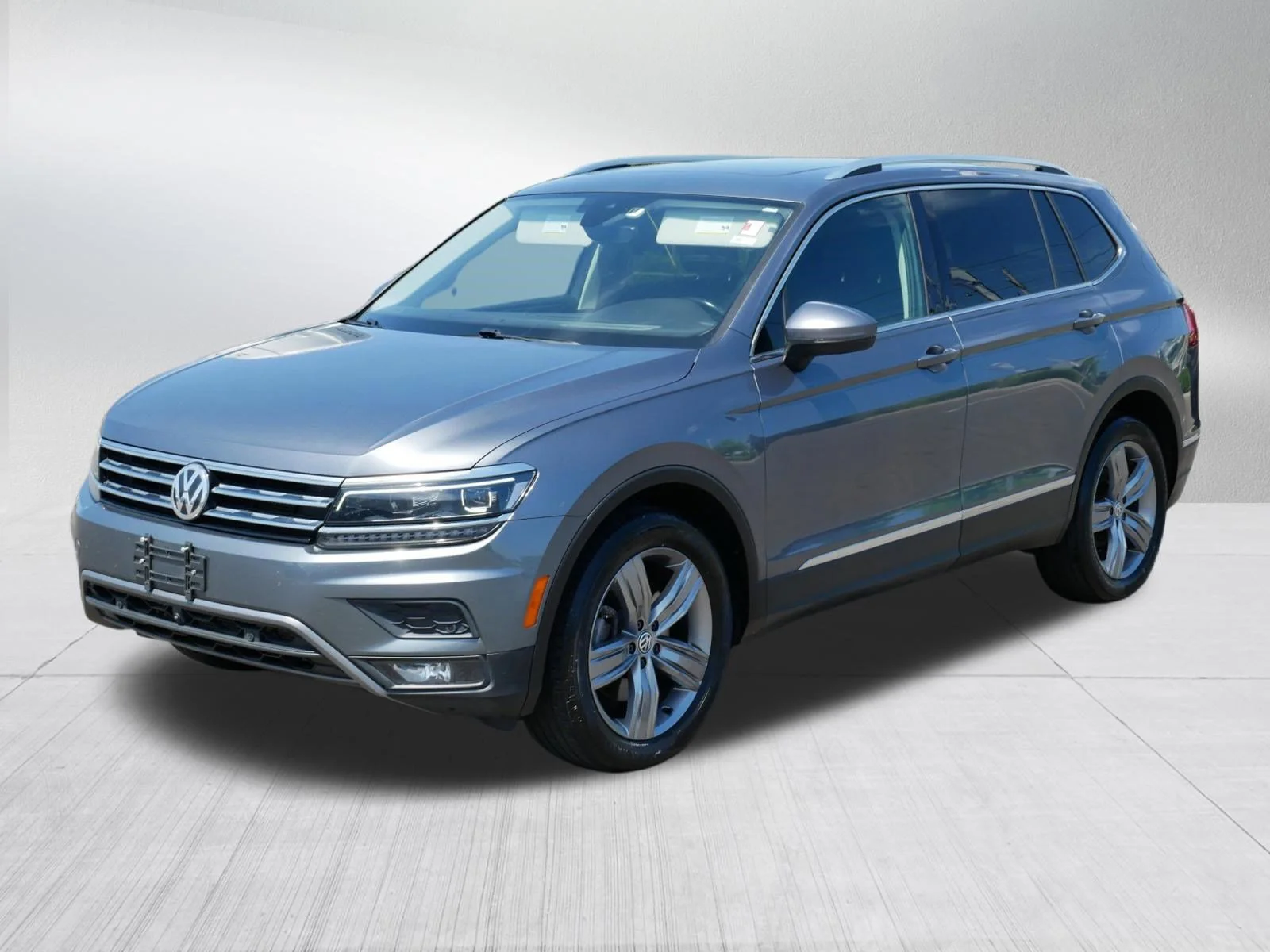Used 2019 Platinum Gray Metallic Volkswagen SEL Premium image 3