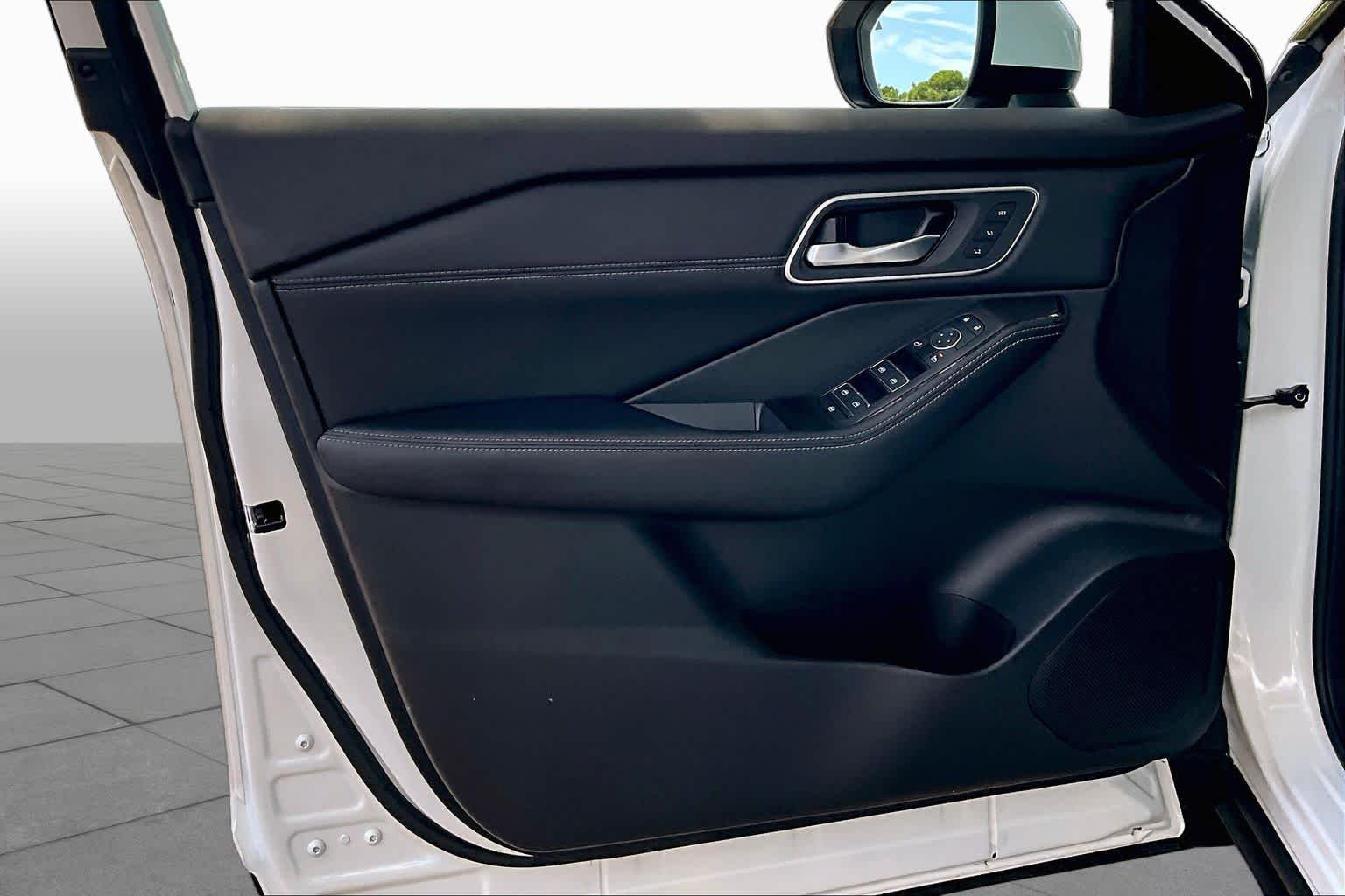 Used 2024 Everest White Pearl Nissan Platinum image 22