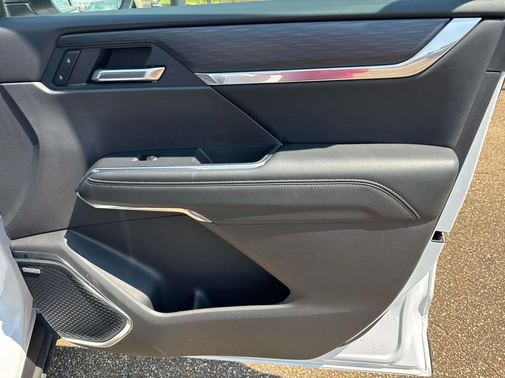 Used 2025 White GMC Elevation image 22