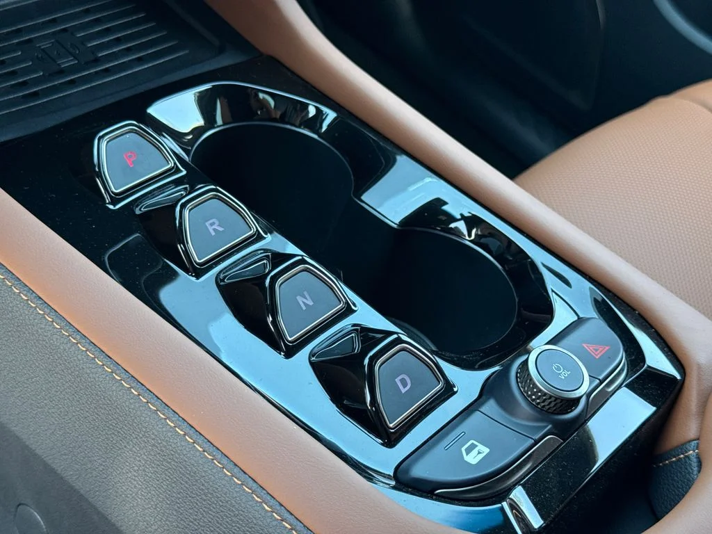 2025 VinFast VF 8 Plus - Photo 28