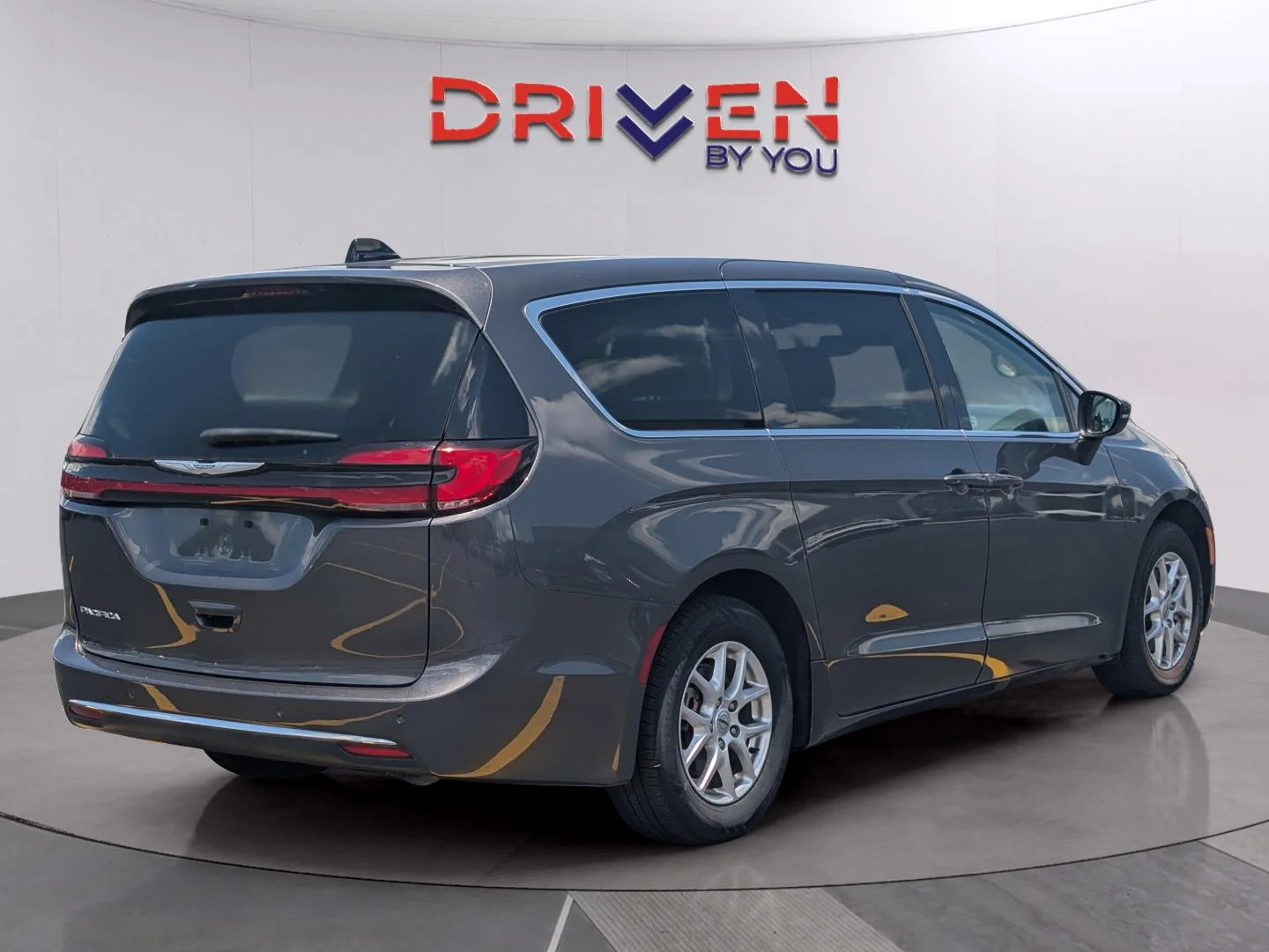 Used 2023 Granite Crystal Metallic Clearcoat Chrysler Touring L image 5