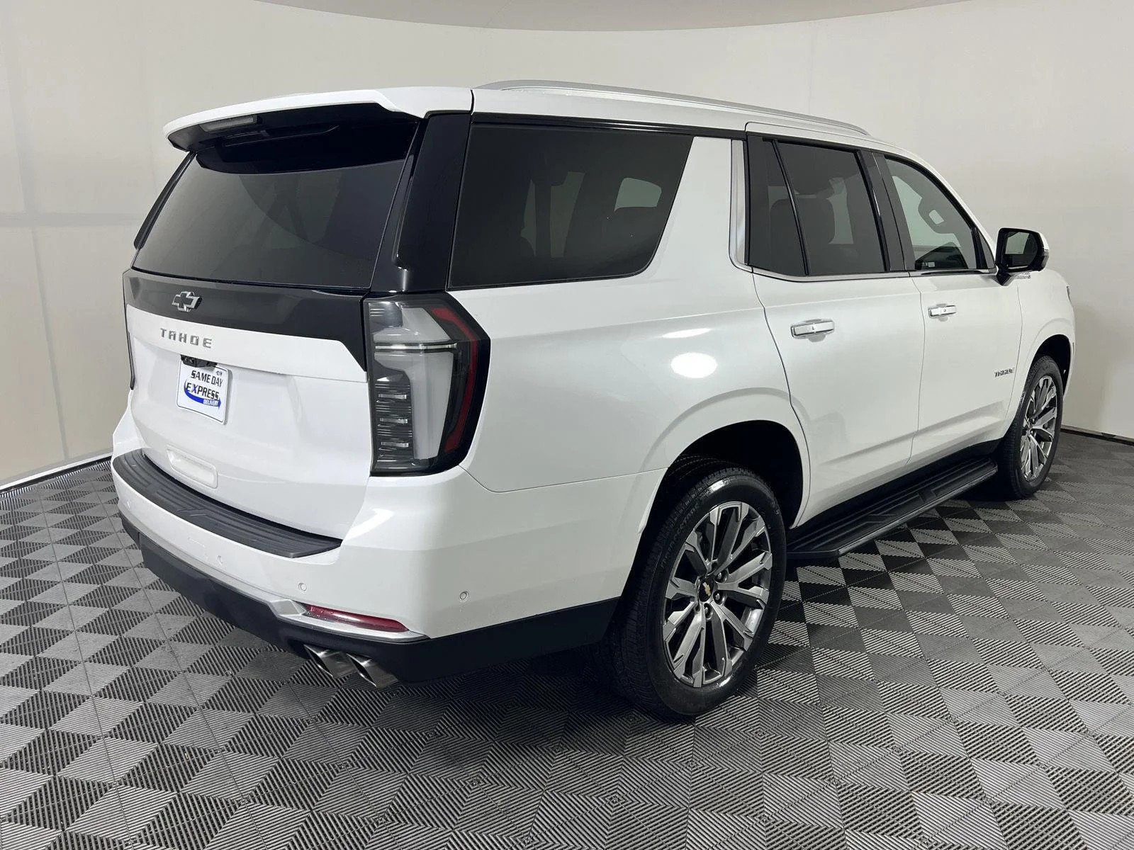 Used 2025 Iridescent Pearl Tricoat Chevrolet High Country image 31
