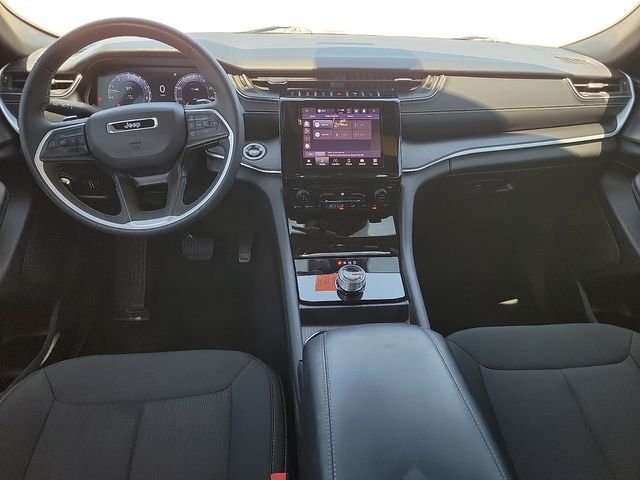 Used 2025 Silver Jeep Laredo image 9