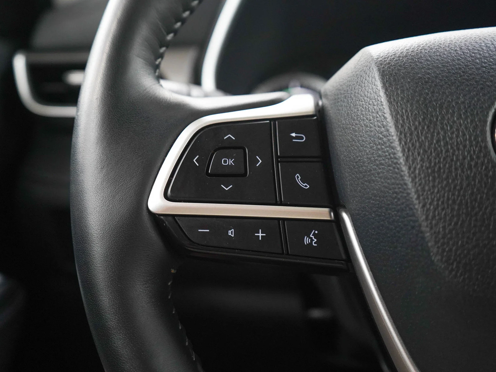 Used 2025 Black Toyota Hybrid XLE AWD (Natl) image 27