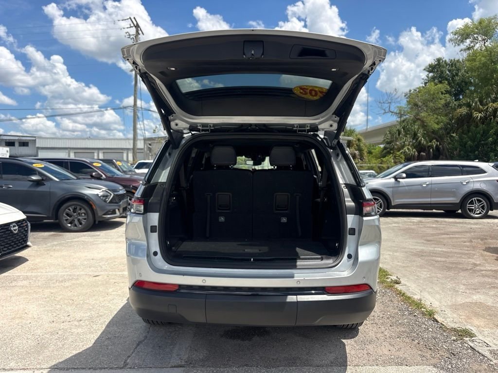 Used 2024 Silver Jeep Altitude image 14