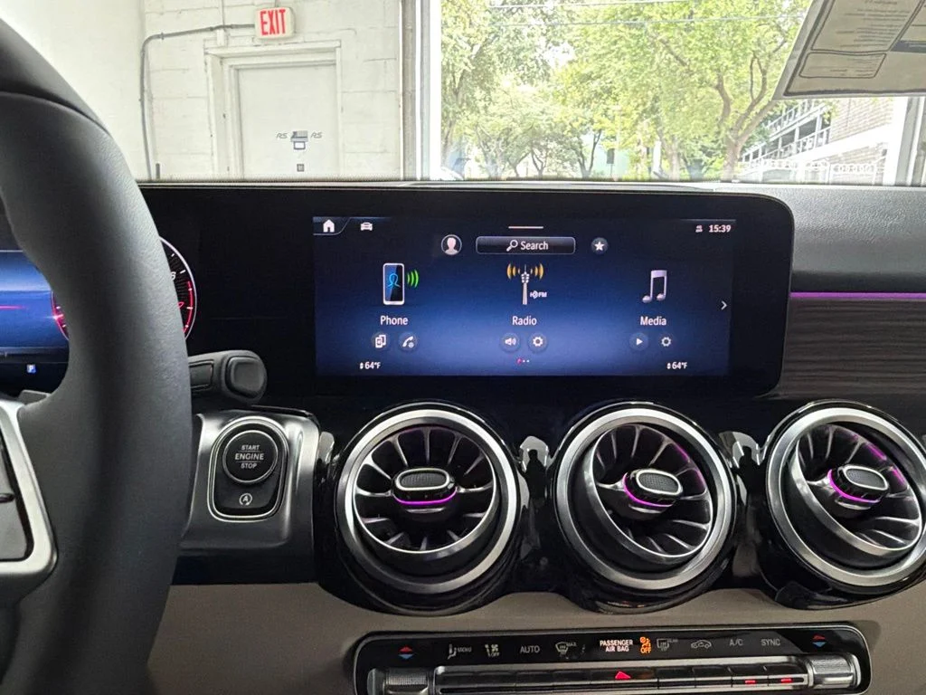 New 2026 White Mercedes-Benz GLB 250 image 32