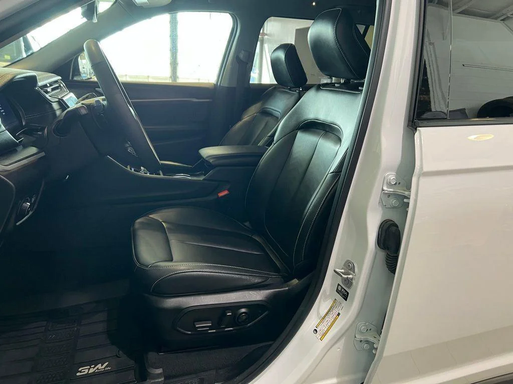 Used 2024 Wh Jeep Limited image 18