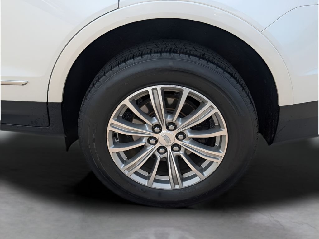 Used 2017 Crystal White Tricoat Cadillac Luxury FWD image 3