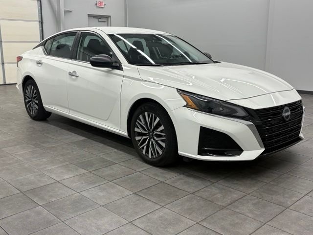 Used 2025 White Nissan 2.5 SV image 1