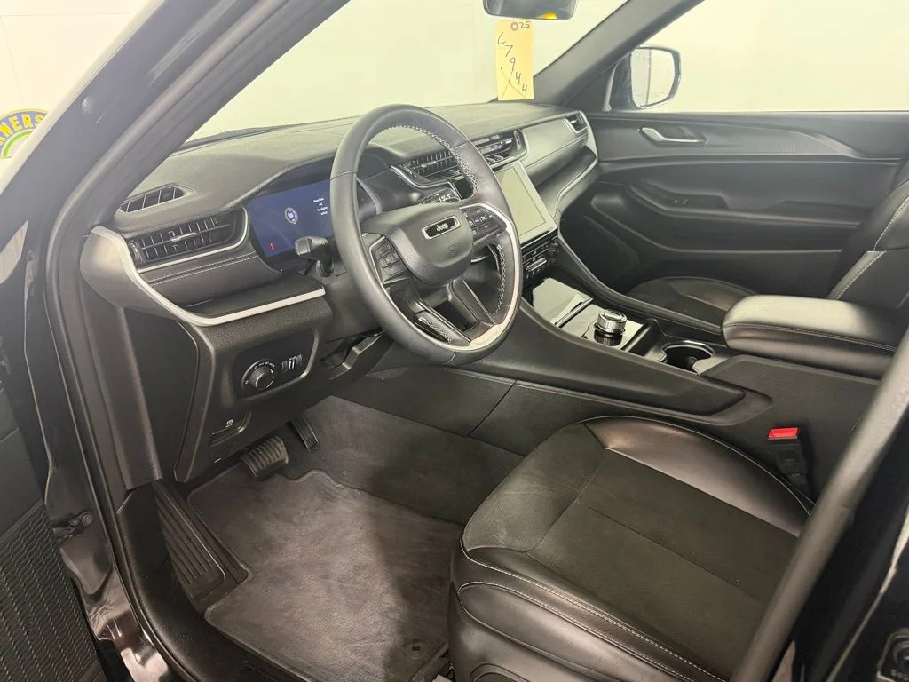 Used 2025 Diamond Black Jeep Altitude image 18