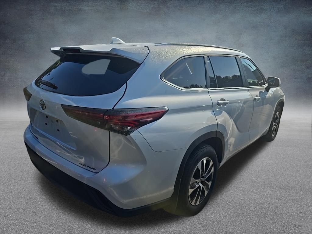 Used 2025 Pearl Toyota XLE image 7