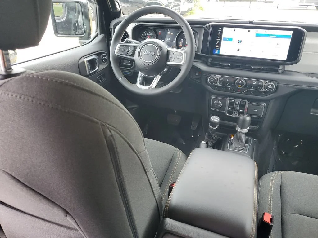 Used 2024  Jeep Sahara image 12