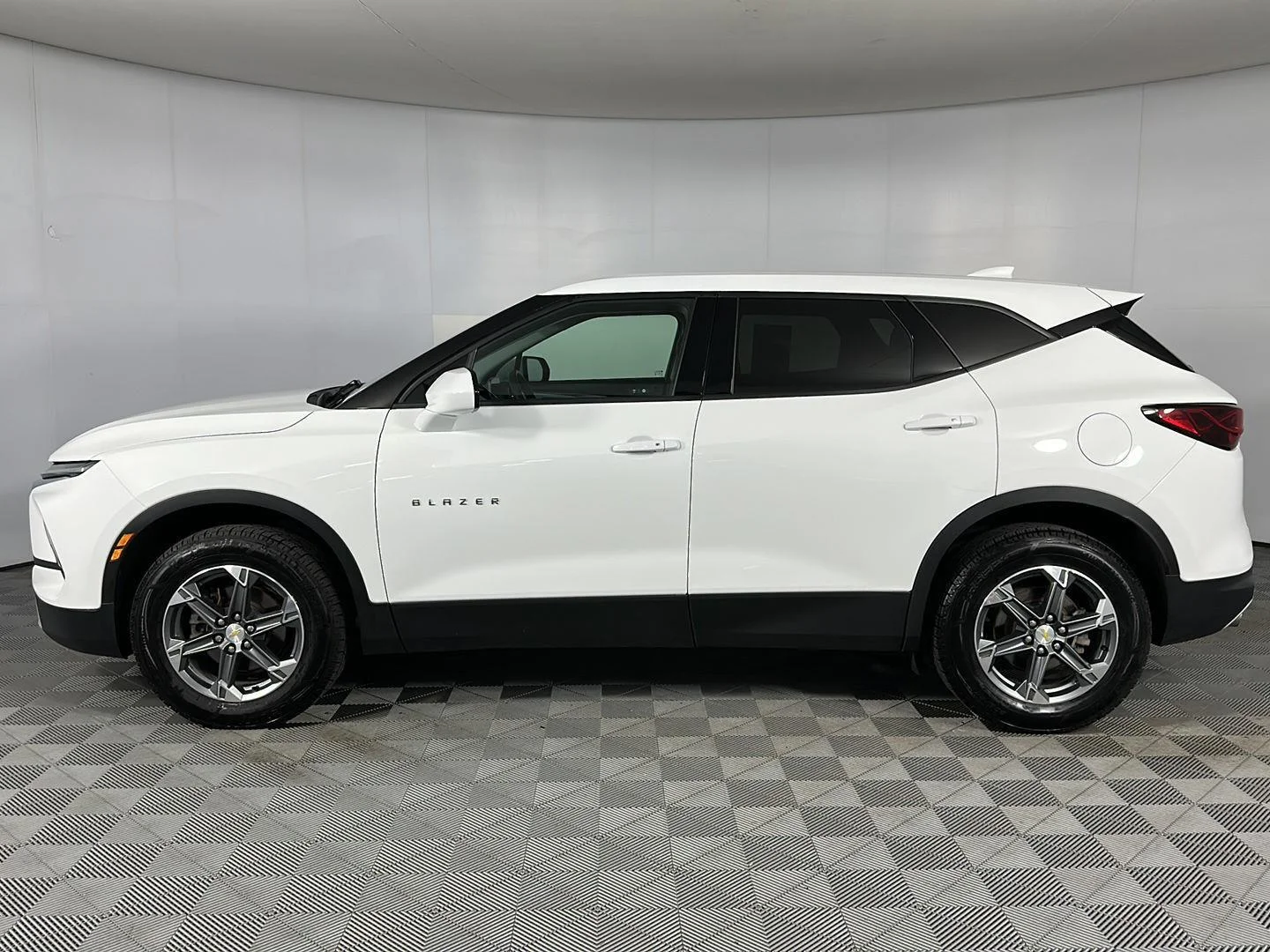Used 2024 Summit White Chevrolet LT image 7
