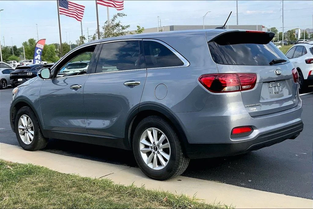 Used 2019 Kia Sorento L with VIN 5XYPG4A39KG610602 for sale in Kansas City