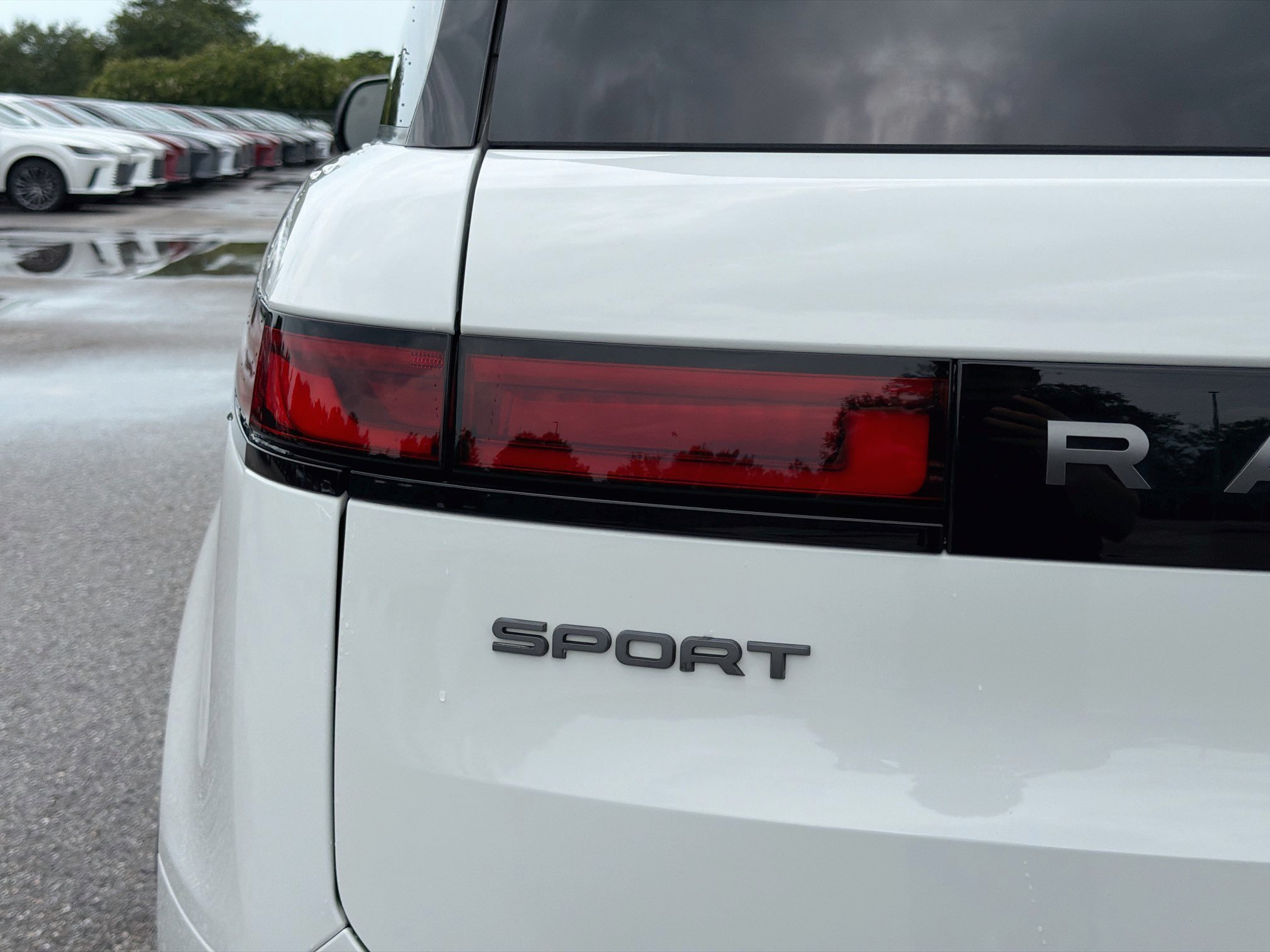 Used 2023 White Land Rover SE image 10