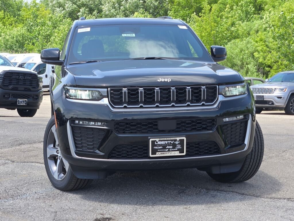 New 2026 Diamond Black Crystal Pearlcoat Jeep Limited image 3