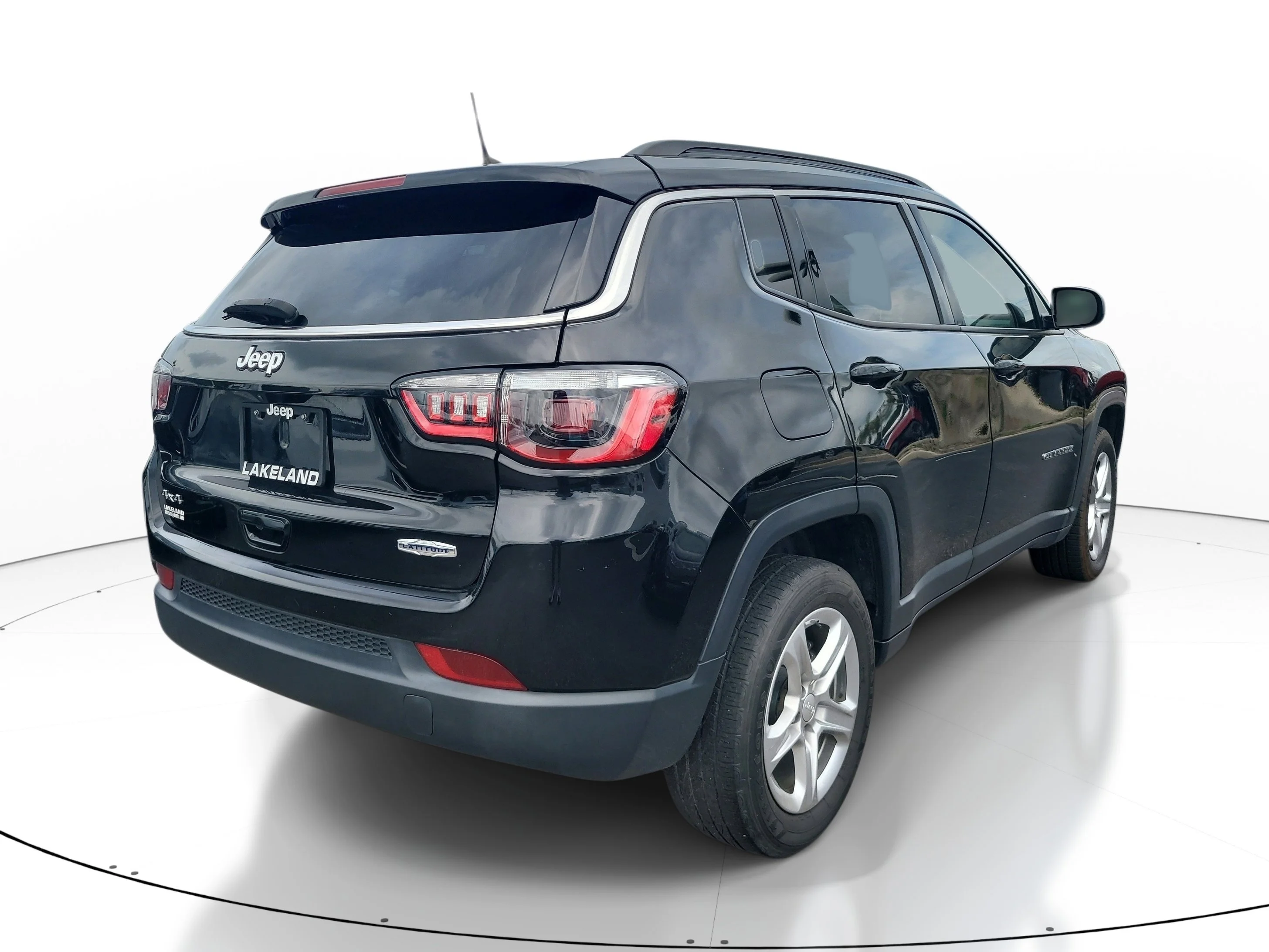 Used 2023 Diamond Black Crystal Pearlcoat Jeep Latitude image 4