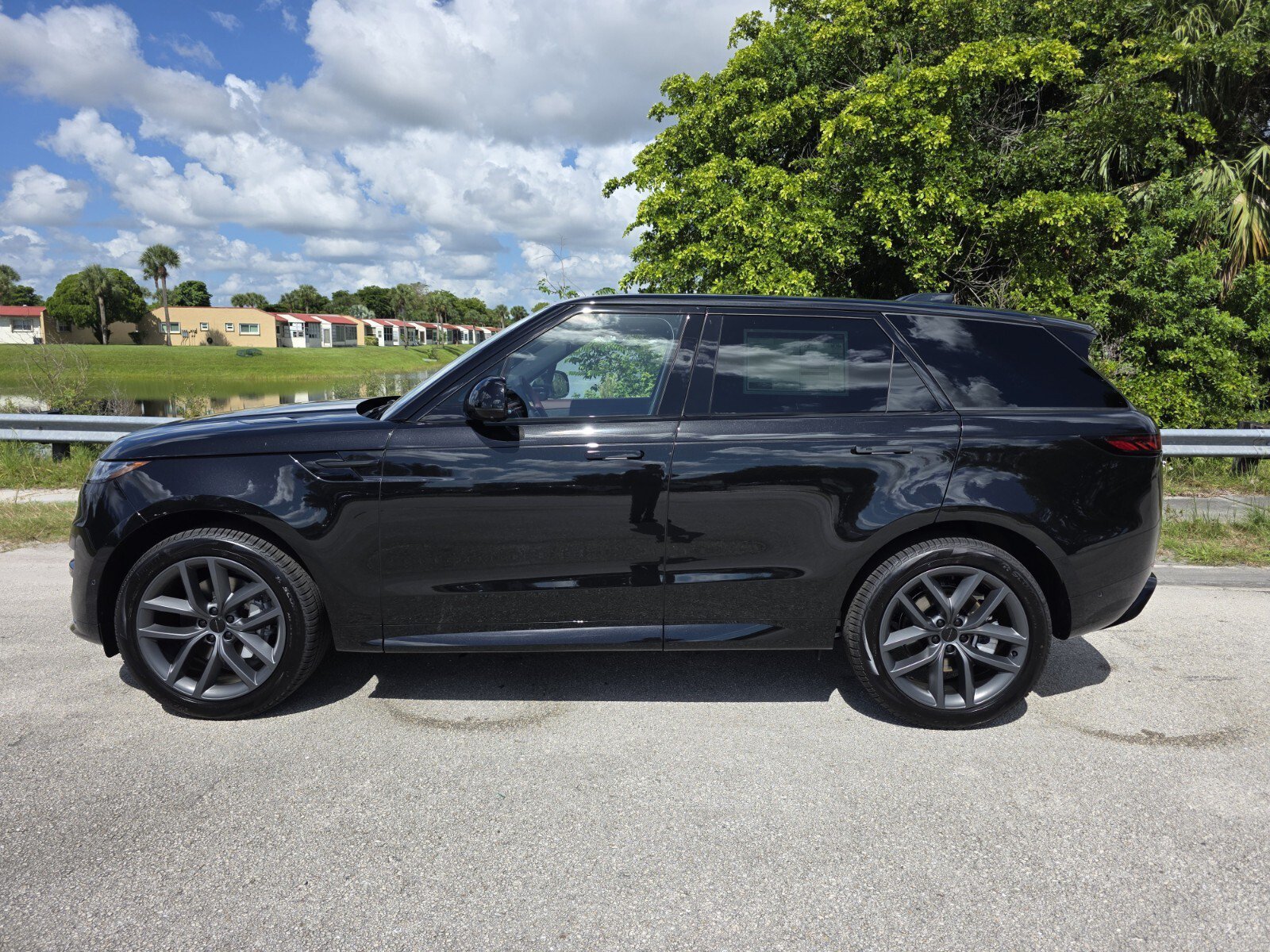 New 2026 Santorini Black Land Rover P400 Dynamic SE image 7