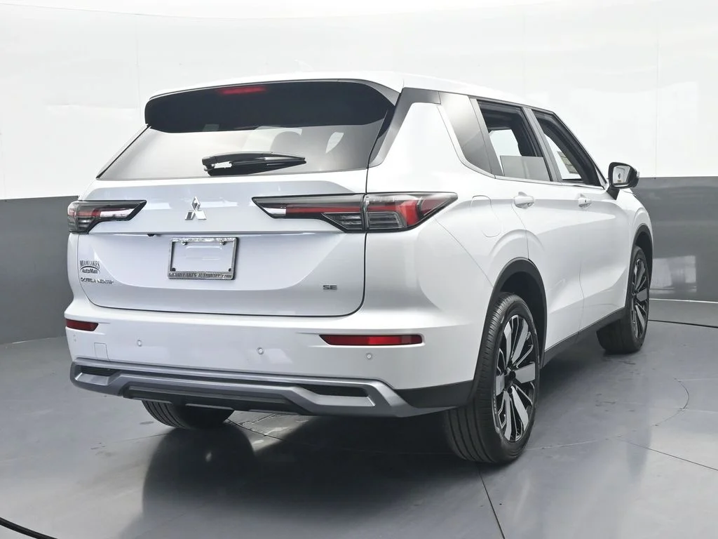 New 2026 Diamond White Mitsubishi SE image 5