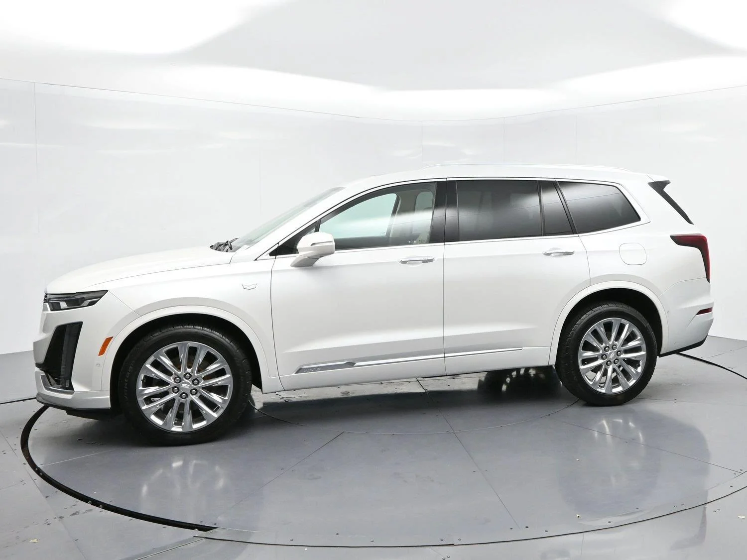Used 2020 CRYSTAL WHITE TRICOAT Cadillac AWD Premium Luxury image 4