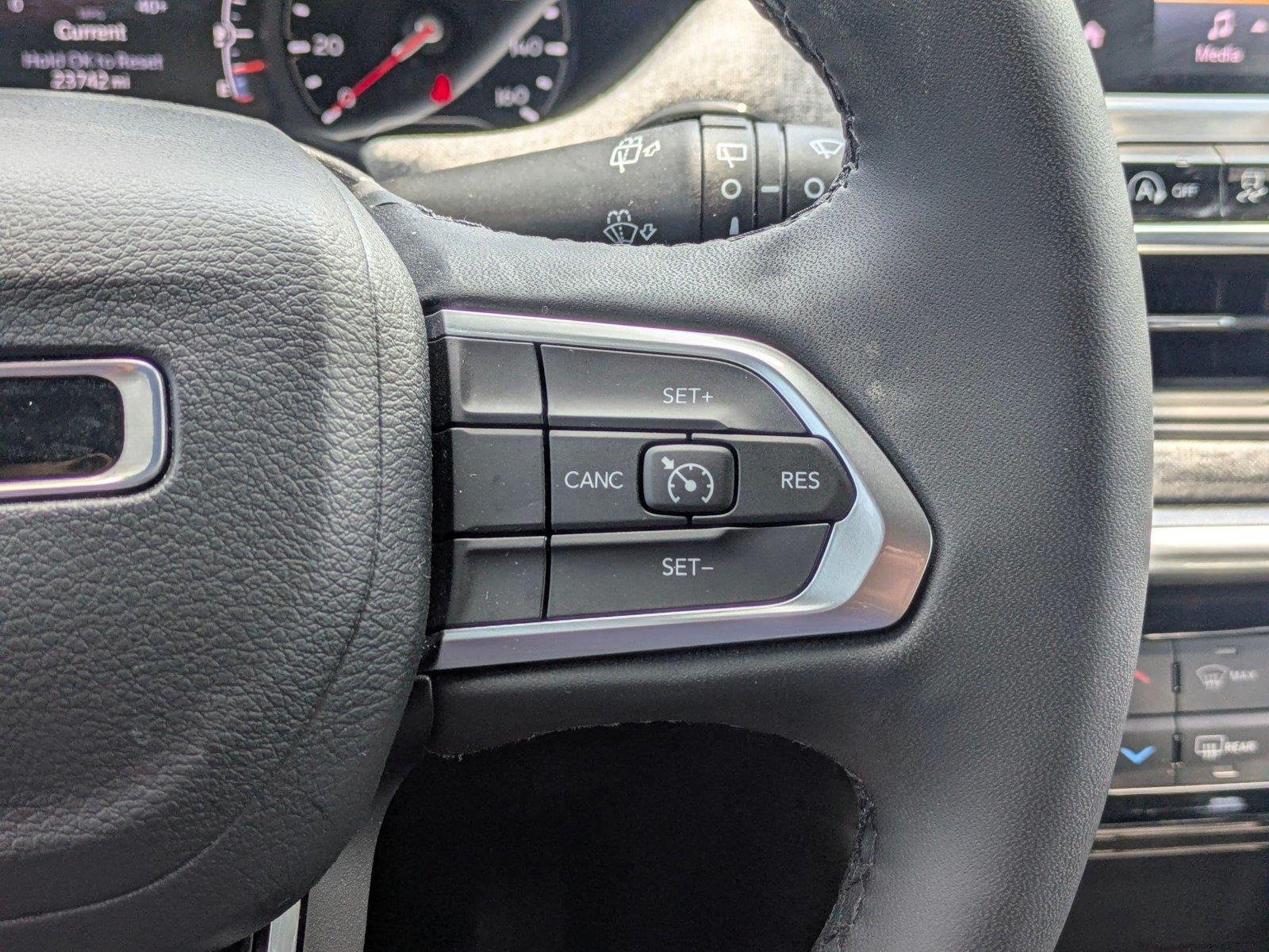 Used 2023 Bright White Clearcoat Jeep Latitude Lux image 18