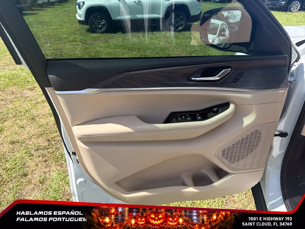 Used 2025 White Jeep Limited 4x4 image 12