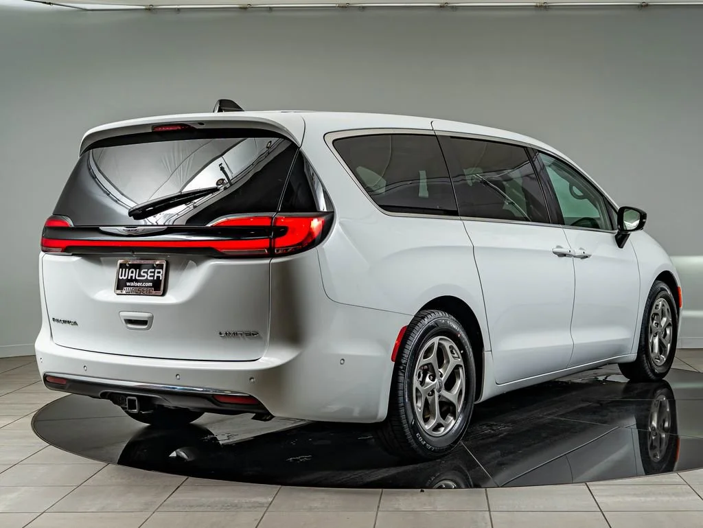 Used 2024 Bright White Clearcoat Chrysler Limited image 5