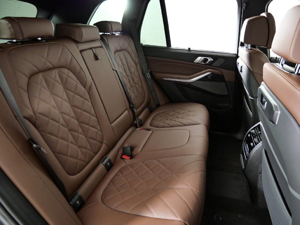 Used 2026 Skyscraper Grey Metallic BMW xDrive40i image 28
