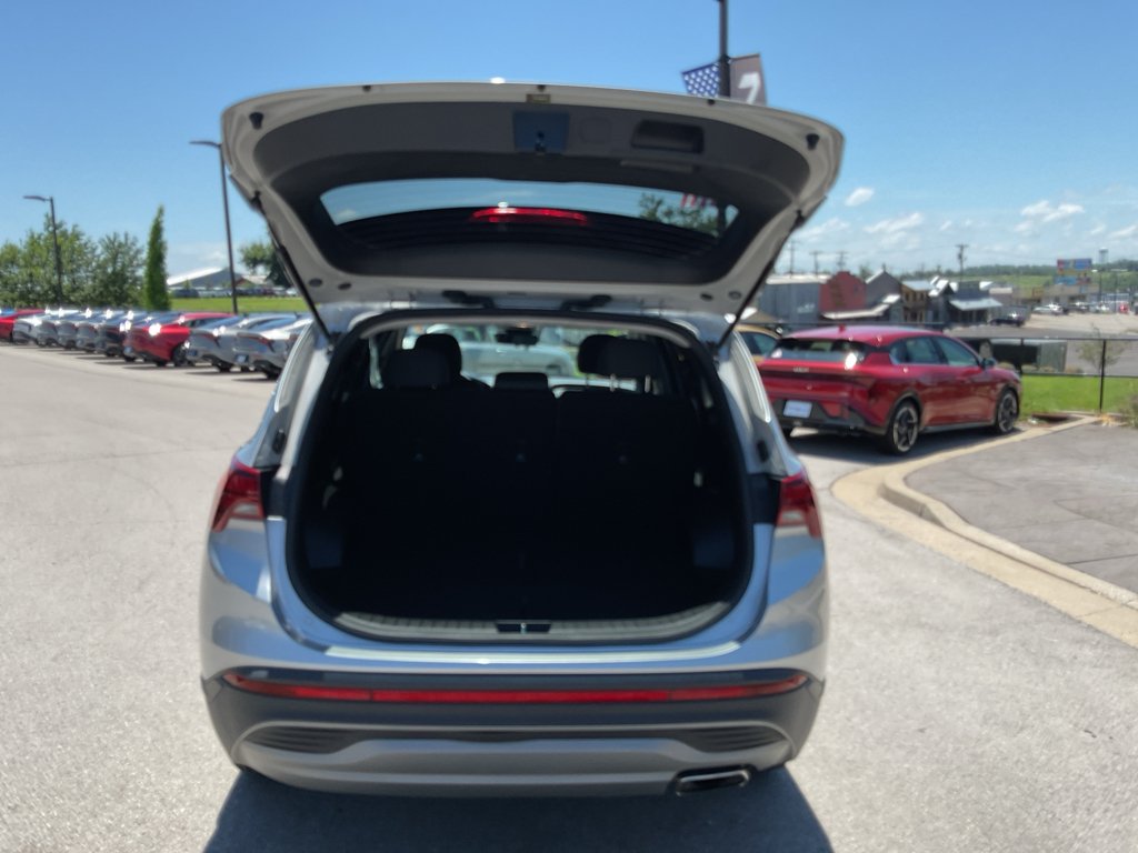 Used 2022 Shimmering Silver Hyundai SE image 15