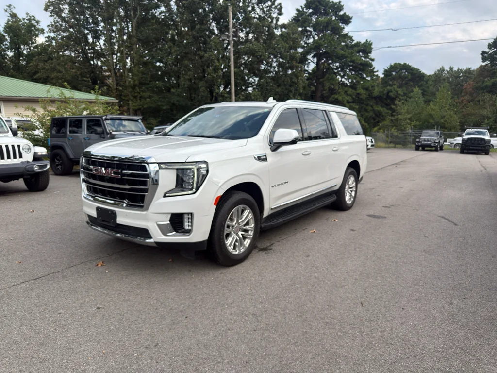 Used 2022 White Frost Tricoat GMC SLT image 1