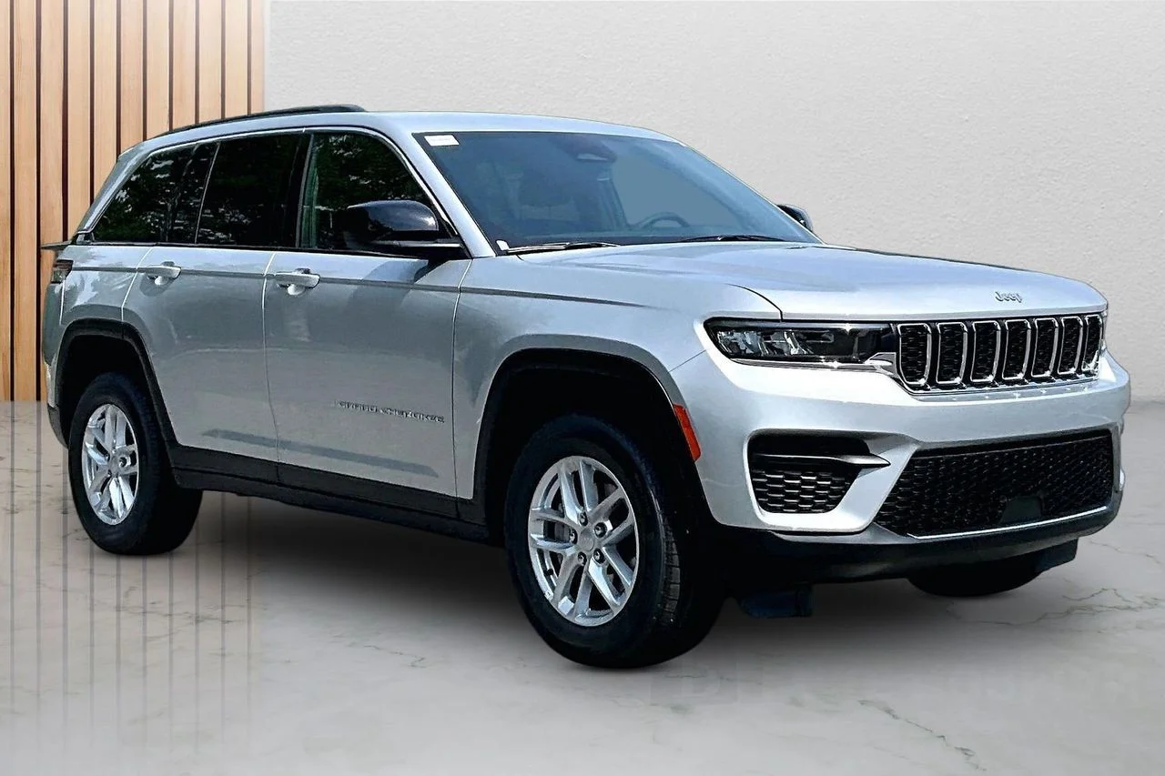 New 2026 Silver Zynith Jeep Laredo image 2