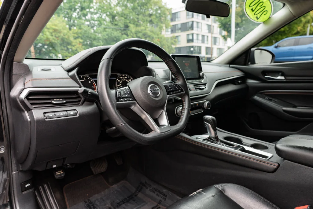 Used 2020 Black Nissan 2.5 SR image 22