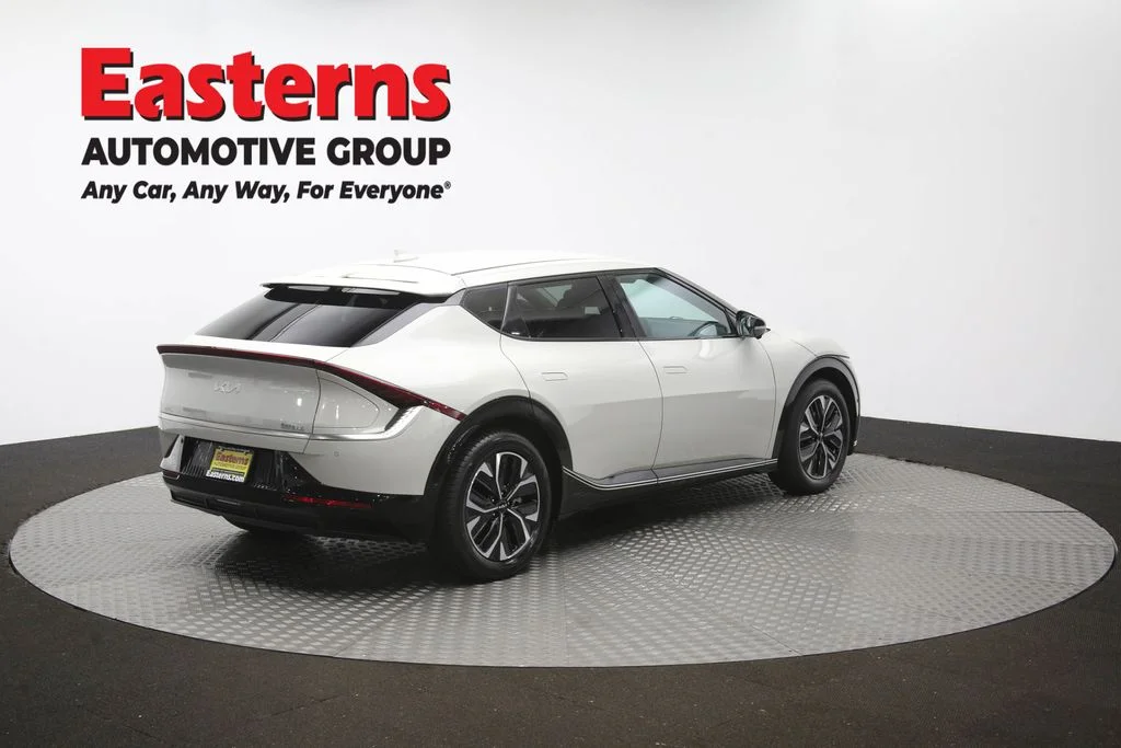 Used 2022 White Kia Wind image 39
